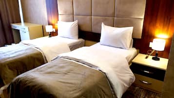 Standard Twin Room, 1 Bedroom, Non Smoking, City View | Peralatan tempat tidur premium, gebar bulu kapas, bar mini percuma