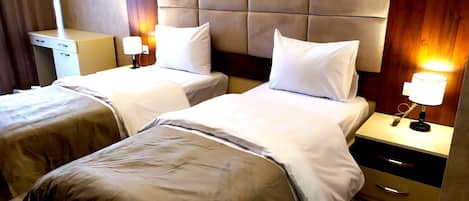 Kamar Twin Standar, 1 kamar tidur, Bebas Asap Rokok, pemandangan kota | Seprai premium, selimut bulu angsa, minibar gratis, dan brankas