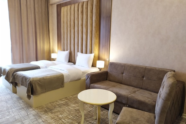 Habitación triple superior, 1 habitación, no fumadores, vistas a la ciudad | Ropa de cama de alta calidad y edredones de plumas