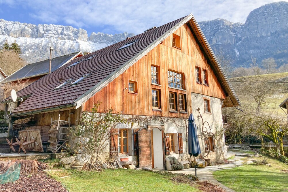 10 minutes from Lake Annecy, charming cabin-style chalet