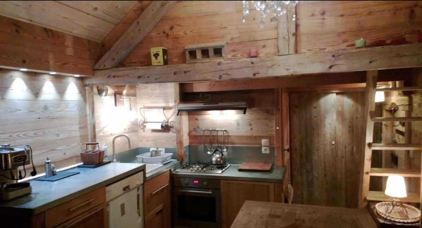 10 minutes from Lake Annecy, charming cabin-style chalet