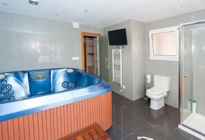 Combined shower/bathtub, jetted bath - Mas Fumats Mansion Vistas a la Bahia de Roses, Piscina XL, Jacuzzi (El Mas Fumats)