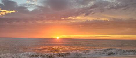 靠近海滩、沙滩椅