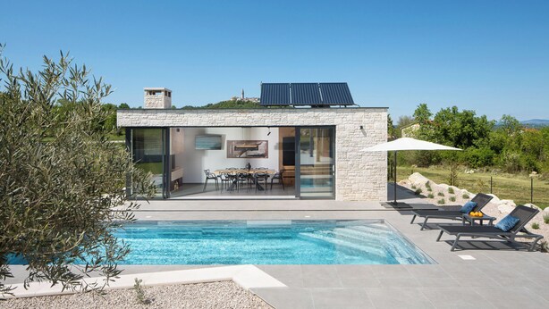 A modern house with a swimming pool, solar panels, and a dining area with outdoor furniture. - Villa Tia in Kukurini  - Haus für 8 Personen (Pican)