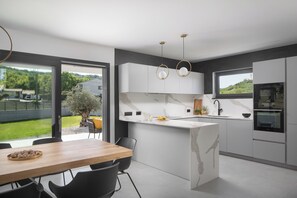 Geladeira, micro-ondas, fogão, cooktop