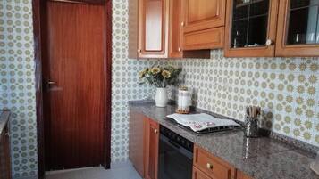 Frigorifero, forno, piano cottura, bollitore elettrico