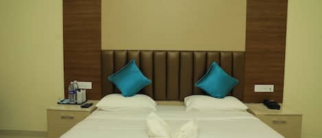 Habitación doble Deluxe | Muebles diferentes, camas extra y ropa de cama