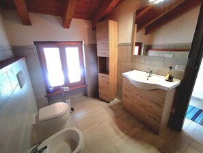 Haartrockner, Handtücher, Seife, Toilettenpapier