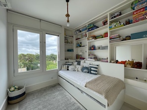 3 habitaciones, escritorio, tabla de planchar con plancha y wifi gratis