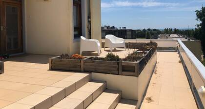 Beautiful penthouse apartment with terrace - 4 minutes walk to the beach