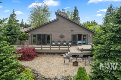 Luxury Home—Fireplaces, Hot Tub, Fire Pit, Soaking Tub & Stunning Views for Ultimate Relaxation!