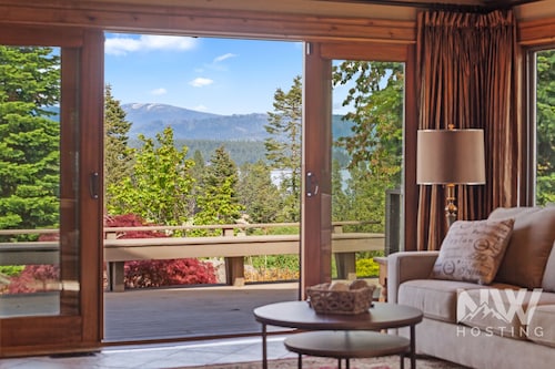 Luxury Home—Fireplaces, Hot Tub, Fire Pit, Soaking Tub & Stunning Views for Ultimate Relaxation!
