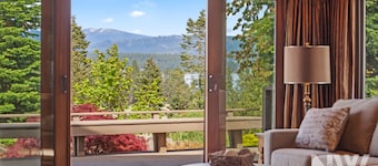 Luxury Home—Fireplaces, Hot Tub, Fire Pit, Soaking Tub & Stunning Views for Ultimate Relaxation!