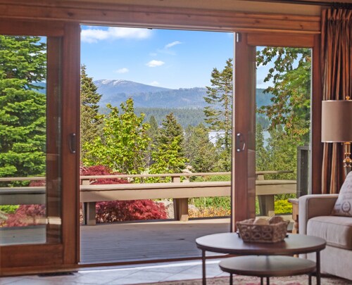 Luxury Home—Fireplaces, Hot Tub, Fire Pit, Soaking Tub & Stunning Views for Ultimate Relaxation!
