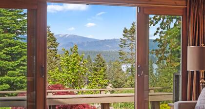Luxury Home—Fireplaces, Hot Tub, Fire Pit, Soaking Tub & Stunning Views for Ultimate Relaxation!