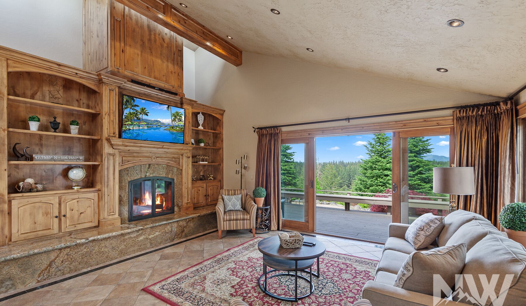 Tv, eldstad och böcker