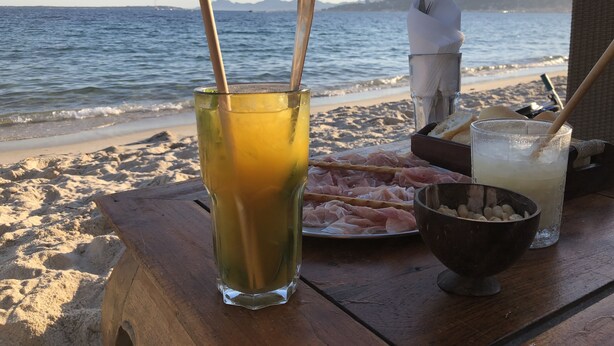 A table with drinks and food on a beach. - Large, newly renovated studio, quiet, 100 metres from the beautiful La Salis beach (Antibes)