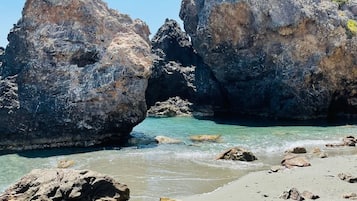 Plage à proximité, chaises longues, serviettes de plage