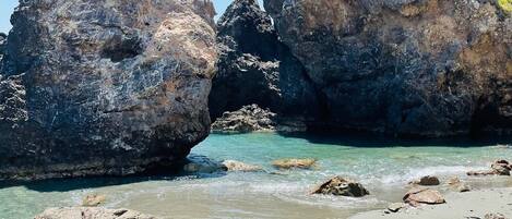 Perto da praia, espreguiçadeiras, toalhas de praia