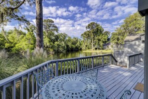 Outdoor dining - Renovated villa with unbelievable nature and lagoon views (Hilton Head Island)