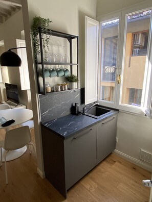 Fridge, microwave, stovetop, coffee/tea maker - BRIGHT LOFT IN THE HEART OF FLORENCE A FEW STEPS FROM UFFIZZI (Firenze)