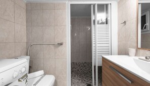 Appartement Ville | Salle de bain | Douche, serviettes fournies, savon, shampoing