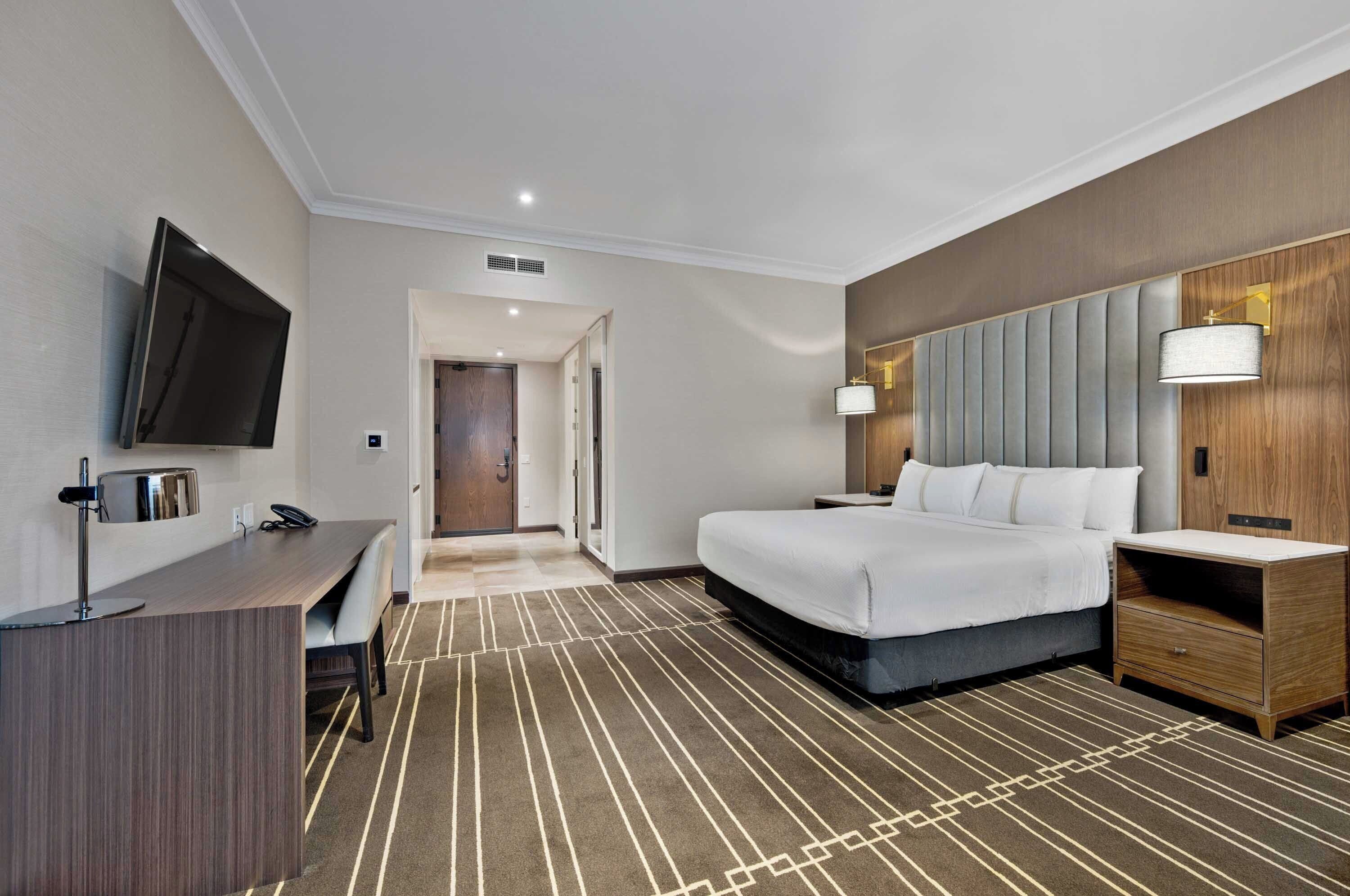 classic room, 1 king bed, accessible | 1 bedroom, premium bedding, in-room safe, individually furnished