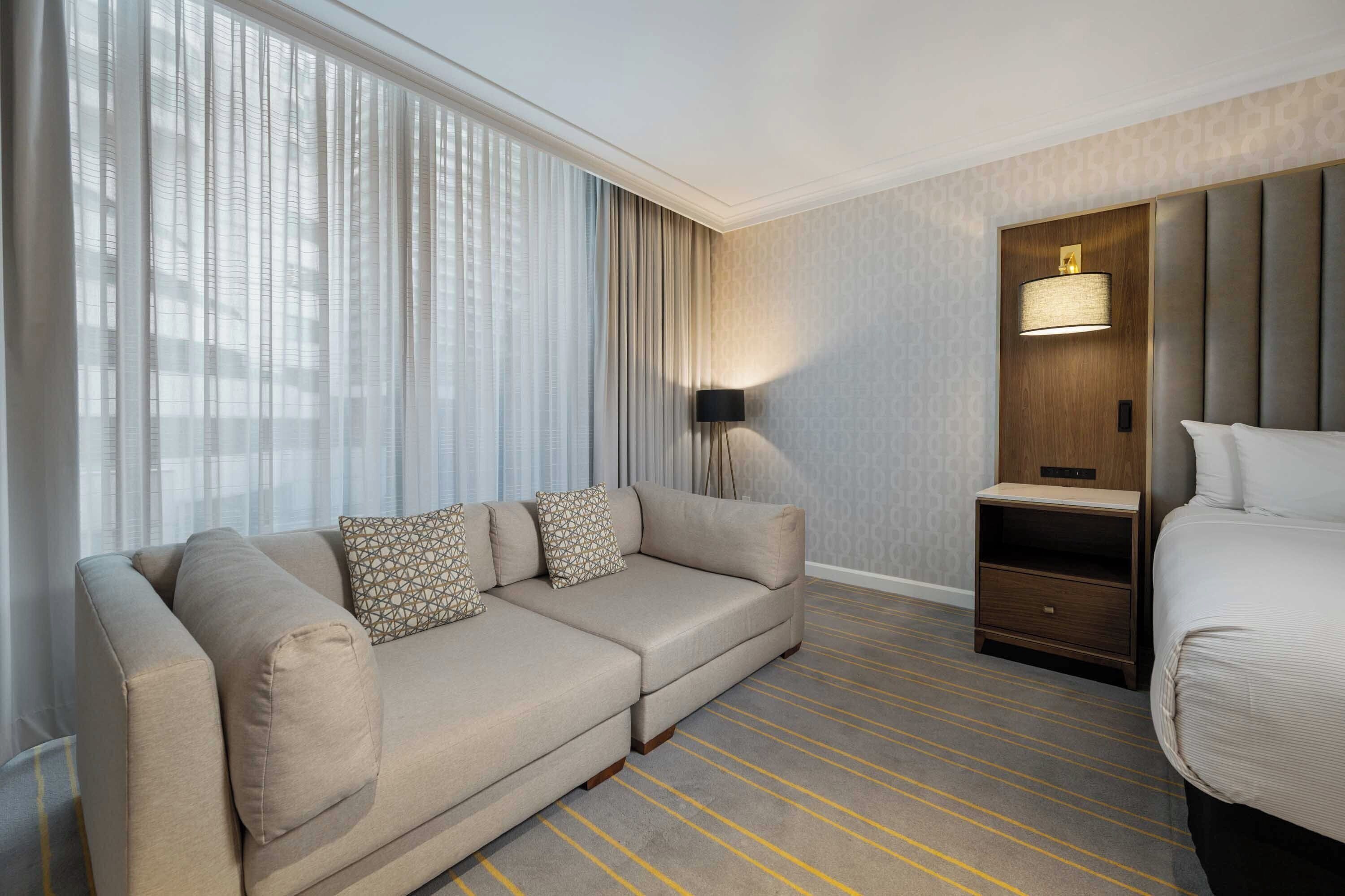 deluxe room, 1 king bed | 1 bedroom, premium bedding, in-room safe, individually furnished