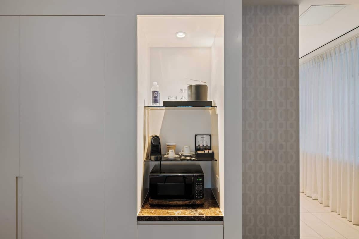 classic room, 1 king bed | 1 bedroom, premium bedding, in-room safe, individually furnished