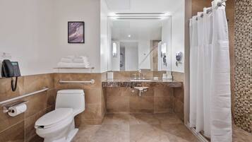 Een moderne badkamer met toilet, wastafel en douchehoek.