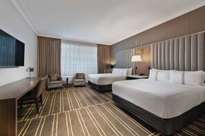 Ropa de cama de alta calidad y caja de seguridad en la habitación 