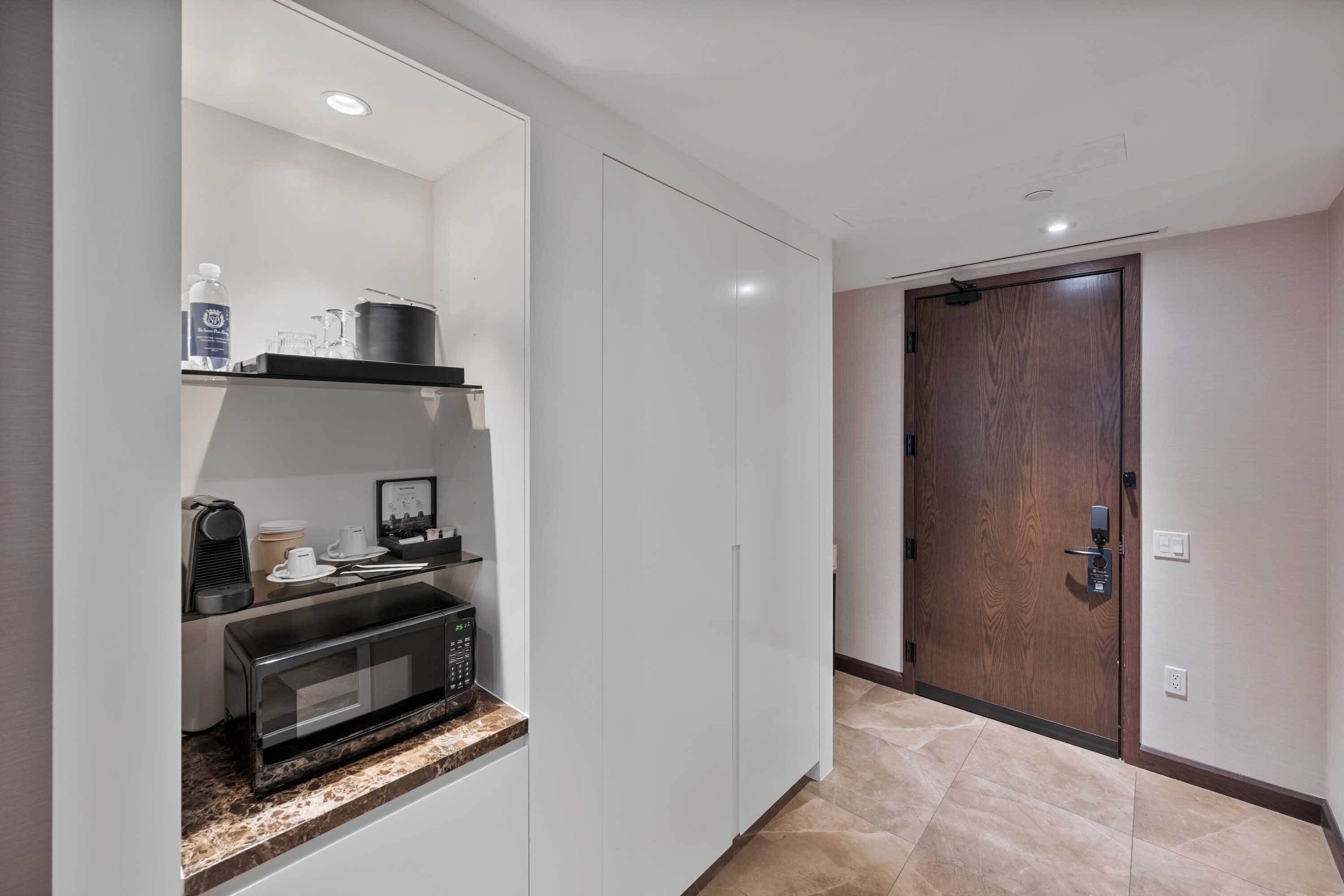 classic room, 1 king bed, accessible | 1 bedroom, premium bedding, in-room safe, individually furnished