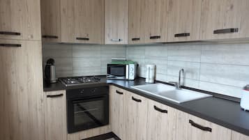 Frigorifero, microonde, forno, piano cottura