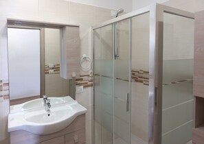 Doccia, asciugacapelli, bidet, asciugamani