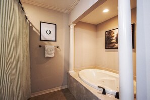 Combined shower/bathtub, jetted bath, hair dryer, towels