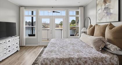 LAKE HAMILTON LAKEFRONT CONDO. Lake Hamilton panoramic view with 2 balconies