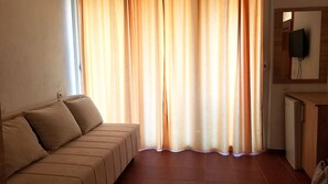 TV - Family suite: double bed with double sofa bed - sea view terrace (Opština Ulcinj)