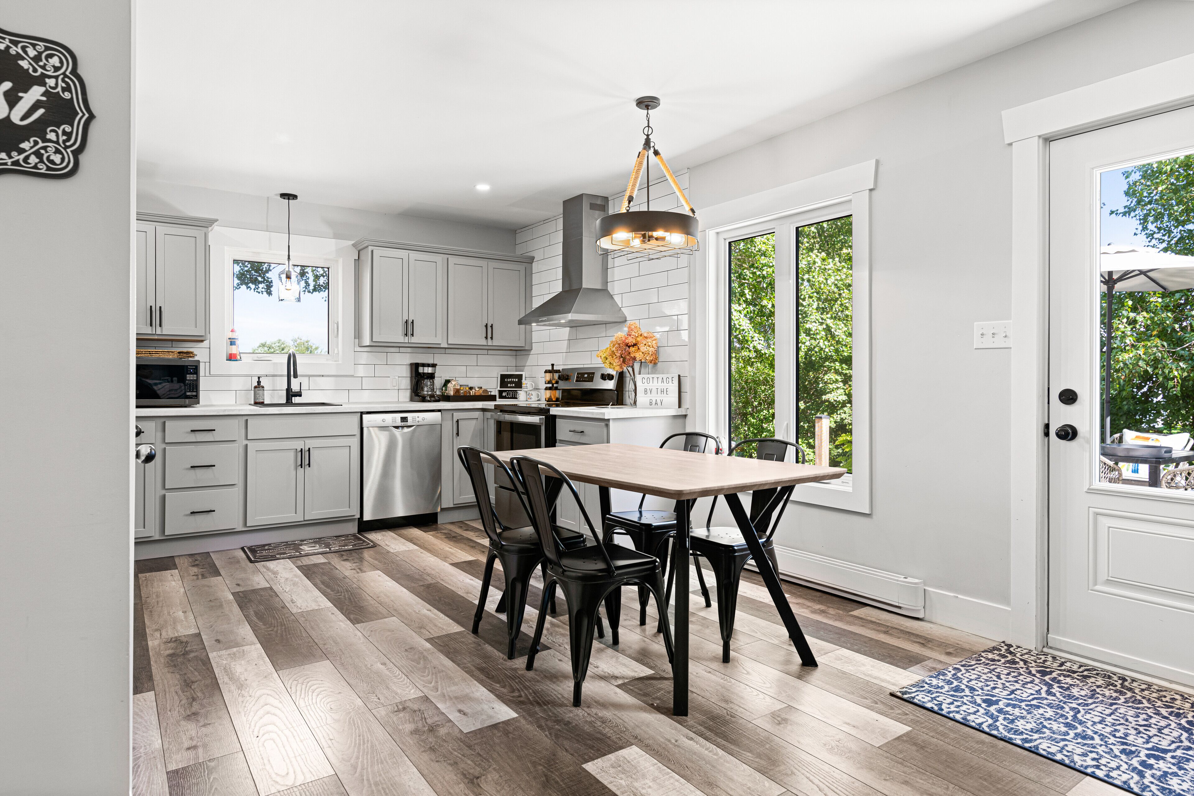  Cozy and peaceful Ocean view modern cottage  W/ hot tub and outdoor oasis