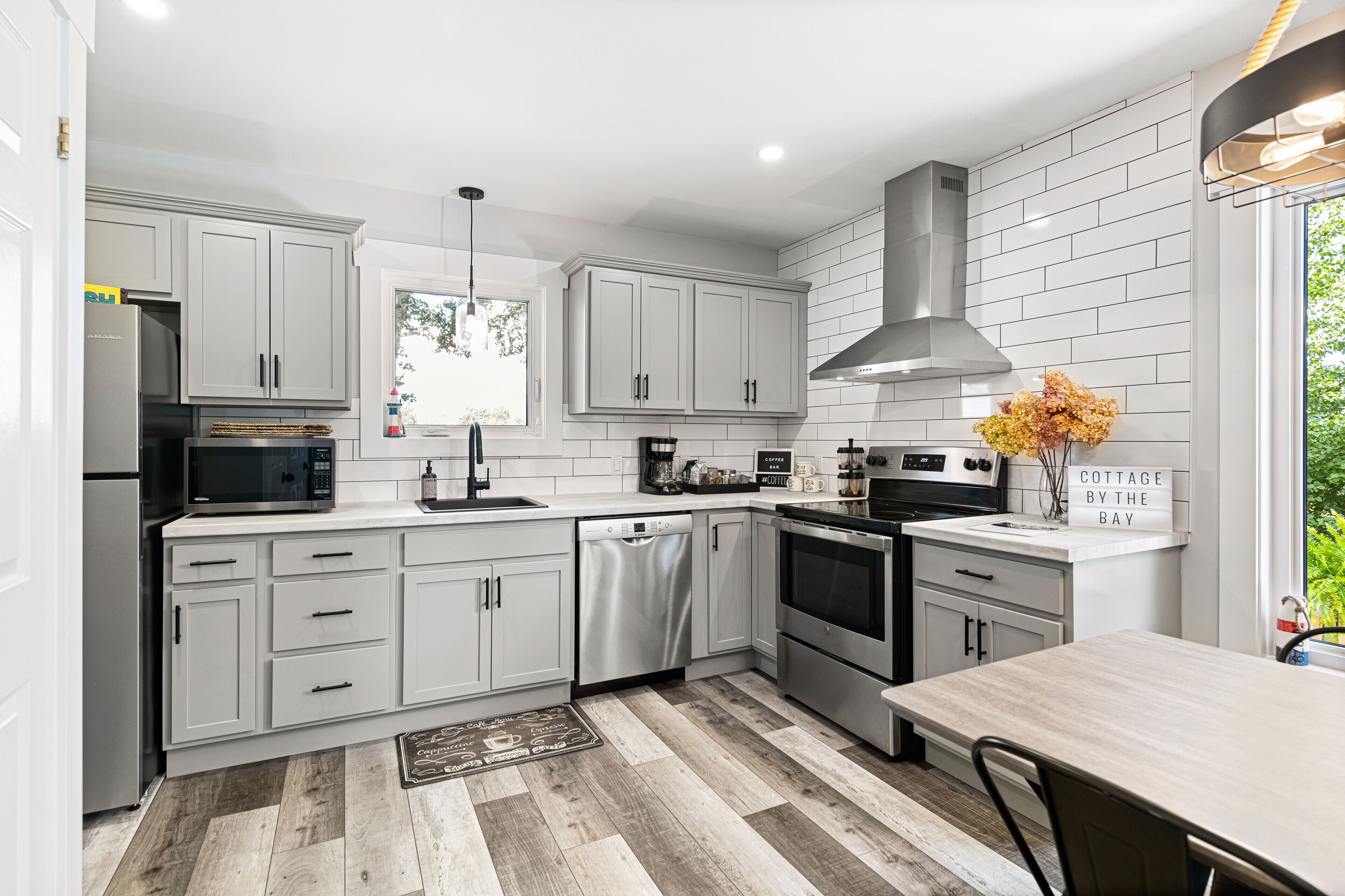  Cozy and peaceful Ocean view modern cottage  W/ hot tub and outdoor oasis