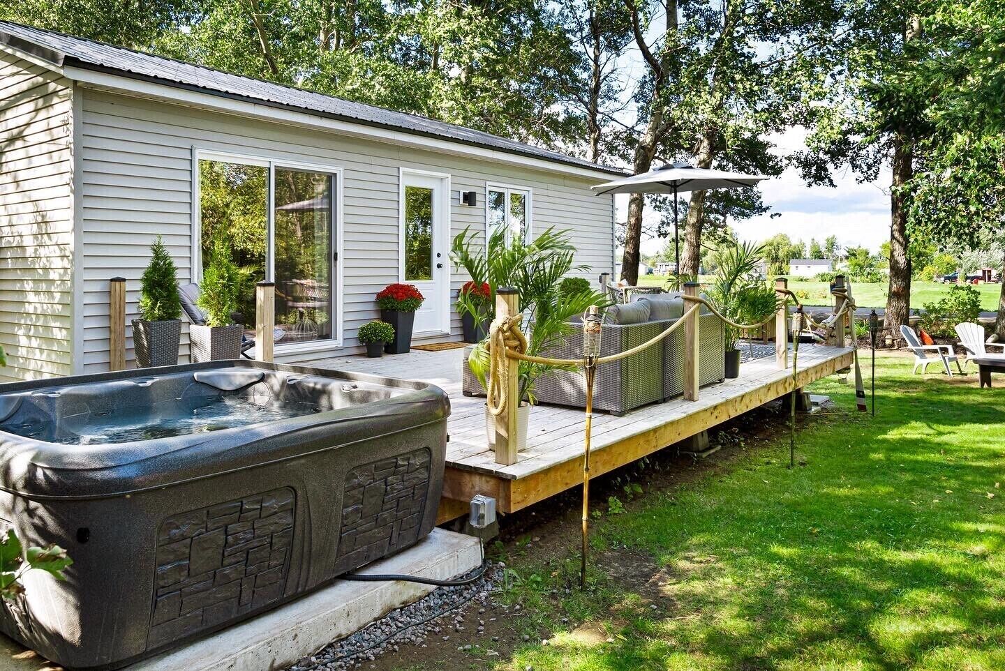  Cozy and peaceful Ocean view modern cottage  W/ hot tub and outdoor oasis