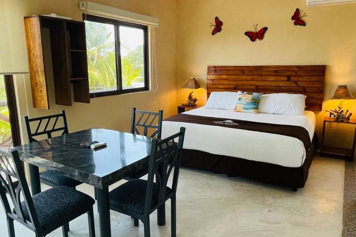 Honeymoon Room | Katil Select Comfort, peti besi dalam bilik, ruang kerja komputer riba 