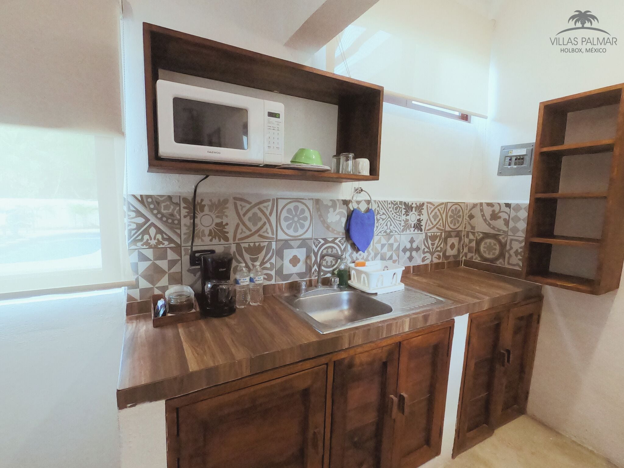 basic double room | private kitchen | mini-fridge, microwave, coffee/tea maker, cookware/dishes/utensils