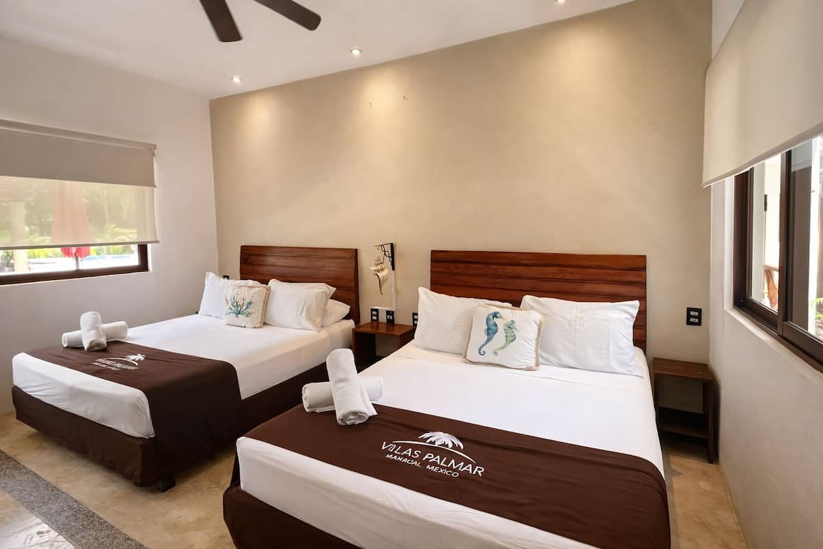 Standard Double Room | Katil Select Comfort, peti besi dalam bilik, ruang kerja komputer riba 