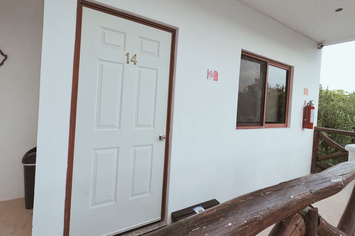 Romantic Double Room | Katil Select Comfort, peti besi dalam bilik, ruang kerja komputer riba 