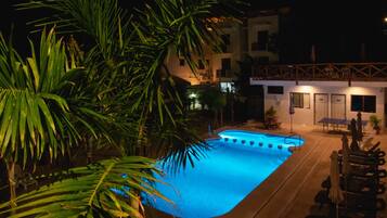 Una piscina al aire libre (de 08:00 a 20:00), sombrillas
