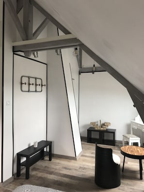 Decoración personalizada, muebles diferentes y cortinas blackout 