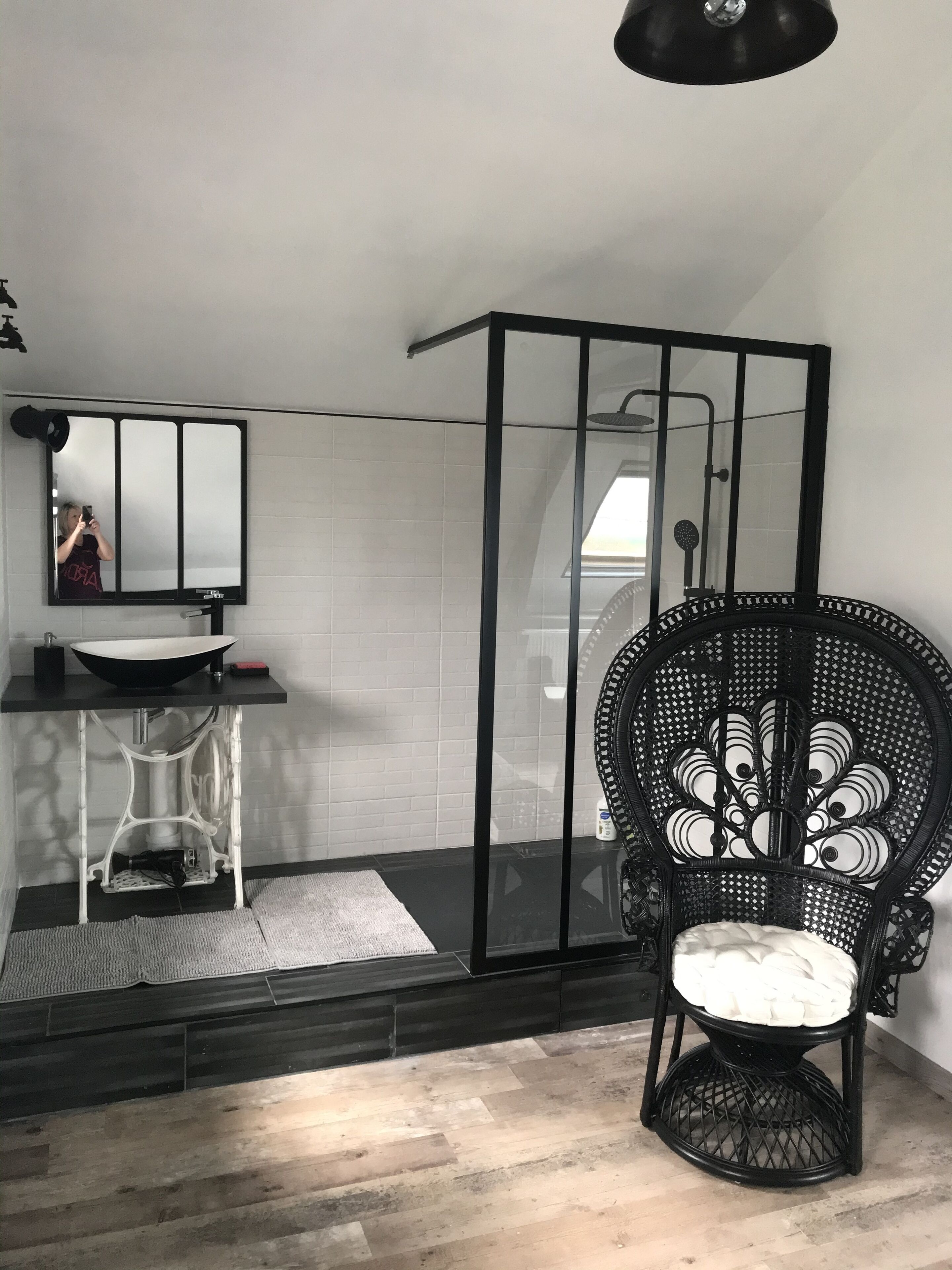 Chambre Confort | Salle de bain | Douche à « effet pluie », articles de toilette gratuits, sèche-cheveux