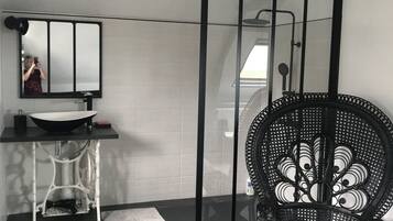 Chambre Confort | Salle de bain | Douche à « effet pluie », articles de toilette gratuits, sèche-cheveux