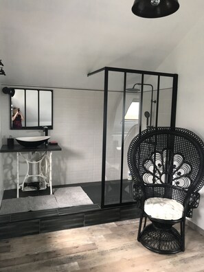 Comfort Room | Bathroom | Rainfall showerhead, free toiletries, hair dryer, slippers - Chambre d hôtes Oeillets bed breakfast (Nurlu)