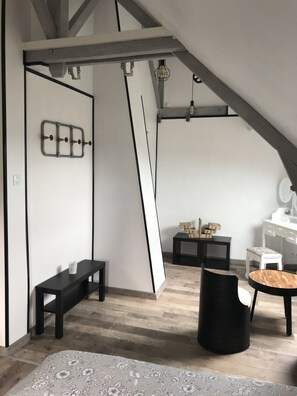 Comfort Room | Individually decorated, individually furnished, blackout drapes - Chambre d hôtes Oeillets bed breakfast (Nurlu)